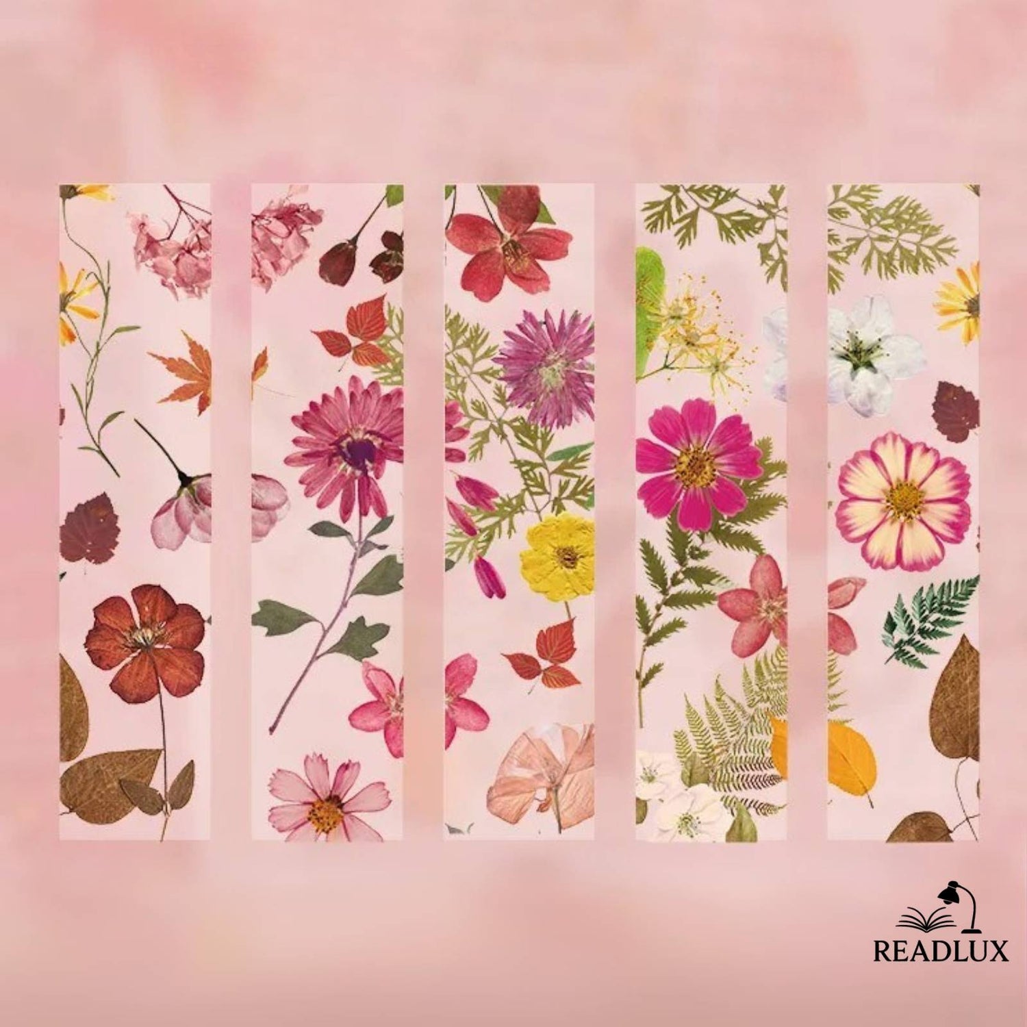 Marque page fleurs séchées en résine transparent, posé sur un roman illustré au style botanique