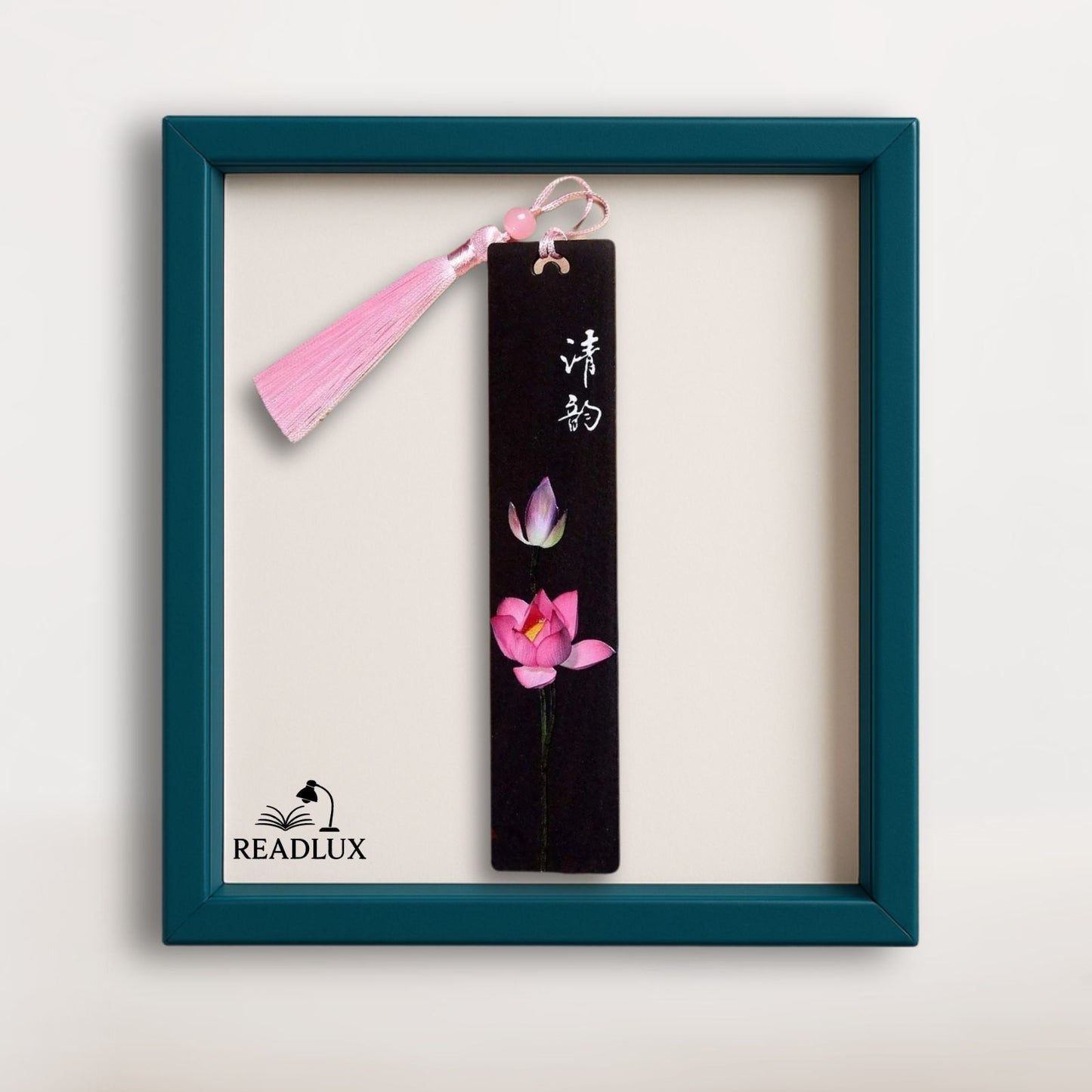 Marque page bois sombre avec fleur de lotus rose et pompon rose, signé Readlux