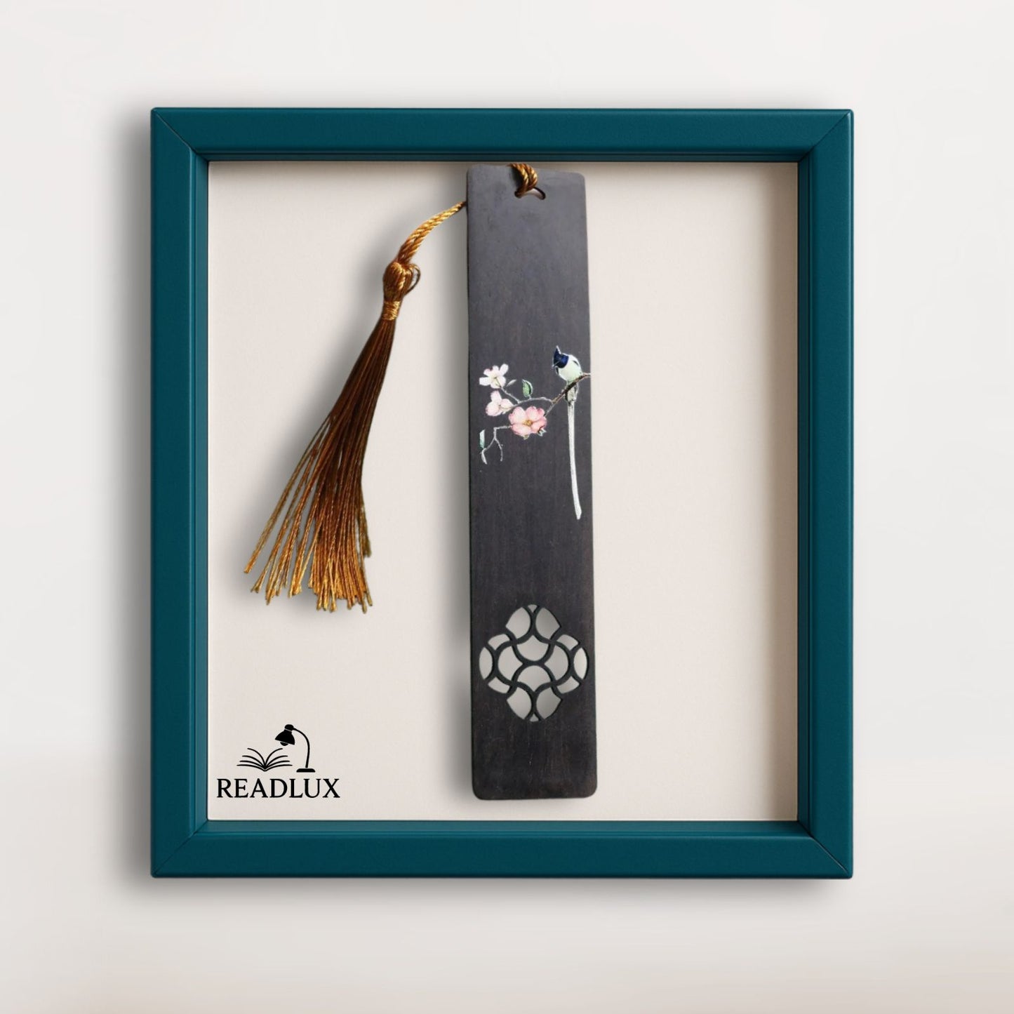 Marque page bois sombre avec motif d’oiseau et fleurs roses, pompon doré raffiné, signé Readlux