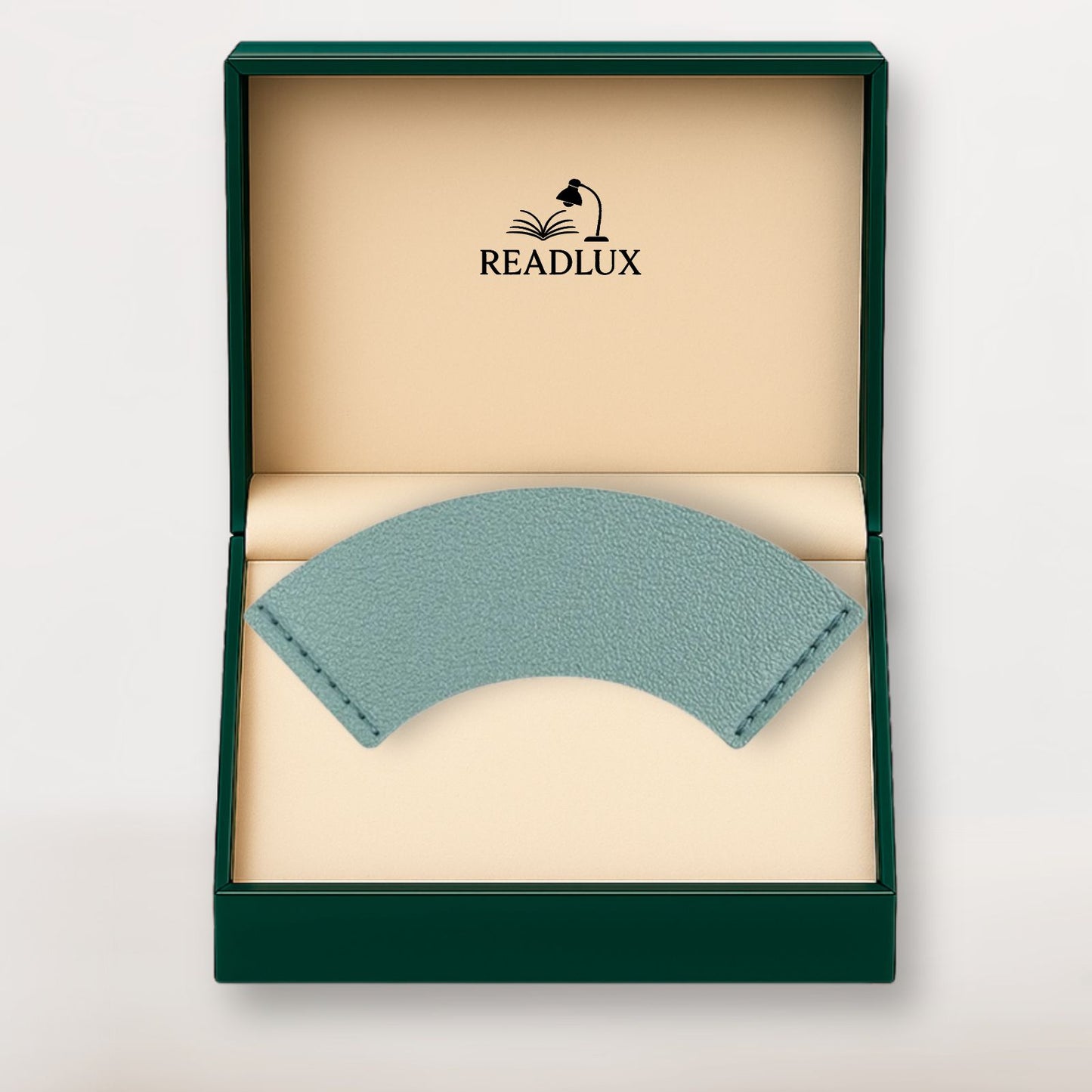 Marque page en cuir vert sauge dans un écrin raffiné signé Readlux, accessoire élégant pour lecteur exigeant.