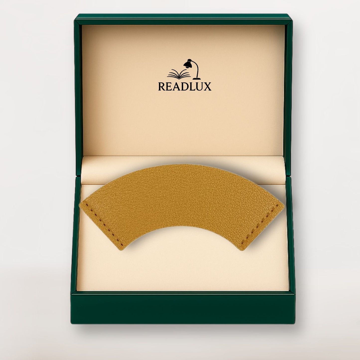 Coffret ouvert Readlux révélant un marque page en cuir camel au toucher doux, pensé pour les amoureux de lecture