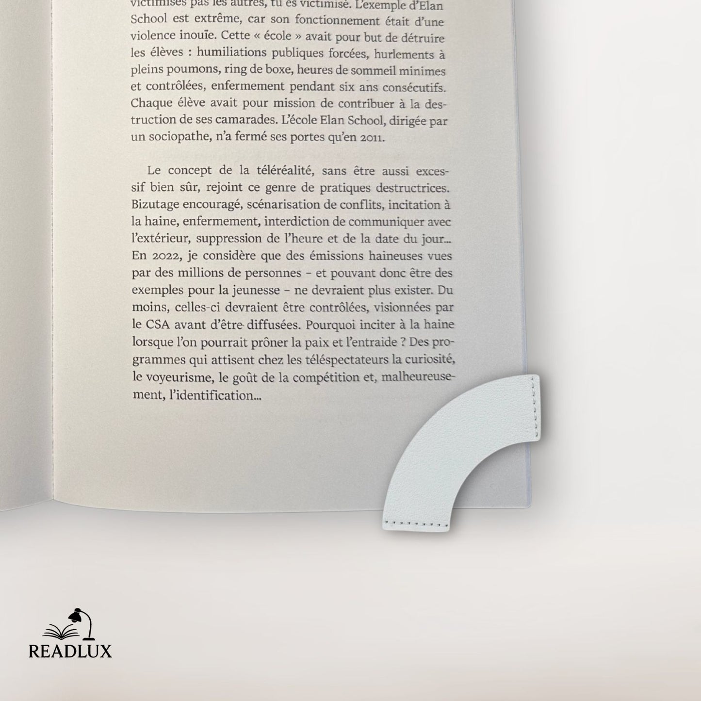 marque page en cuir blanc au toucher doux, pensé pour les amoureux de lecture