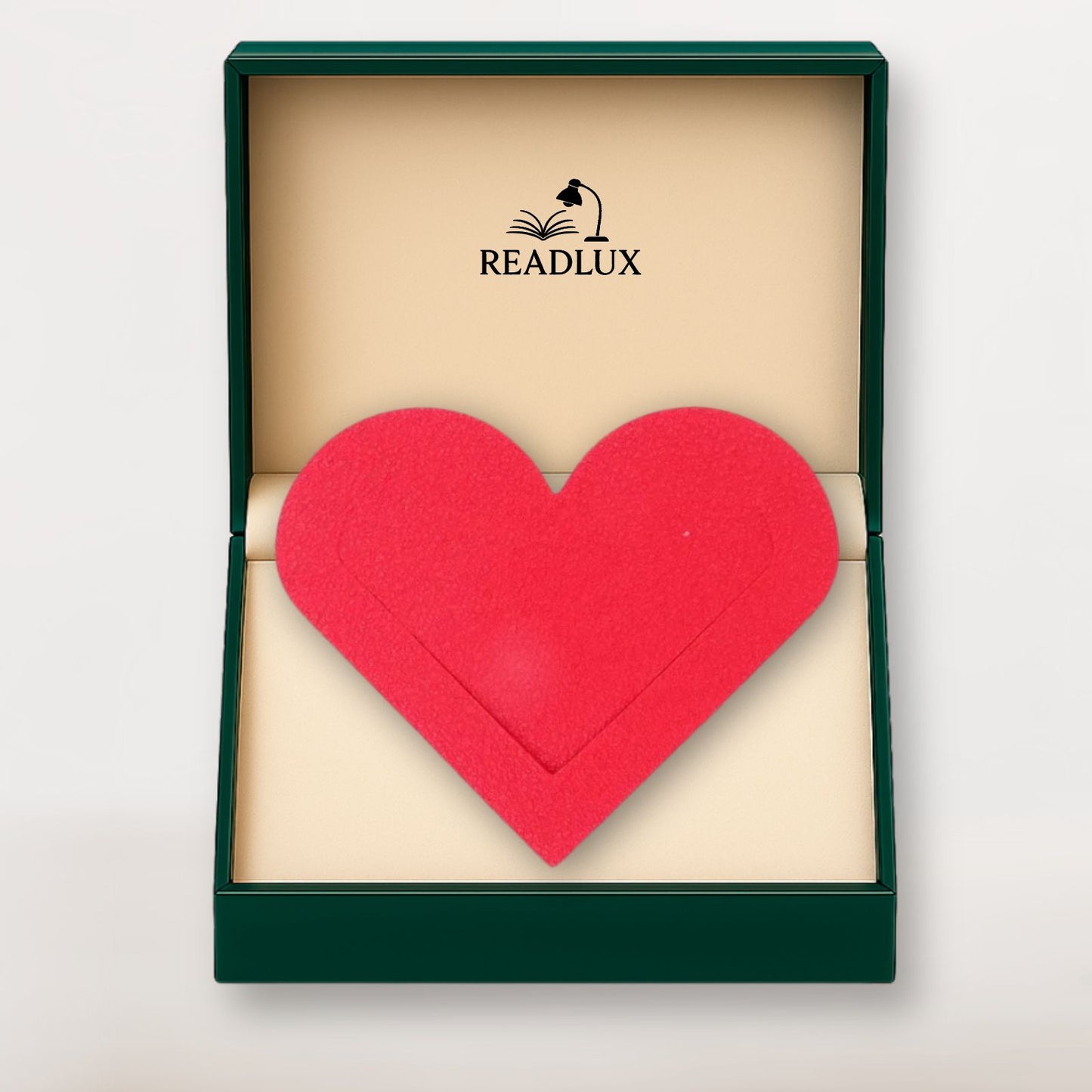 Marque page en cuir rouge en forme de cœur texturé, glissé dans un coffret élégant Readlux