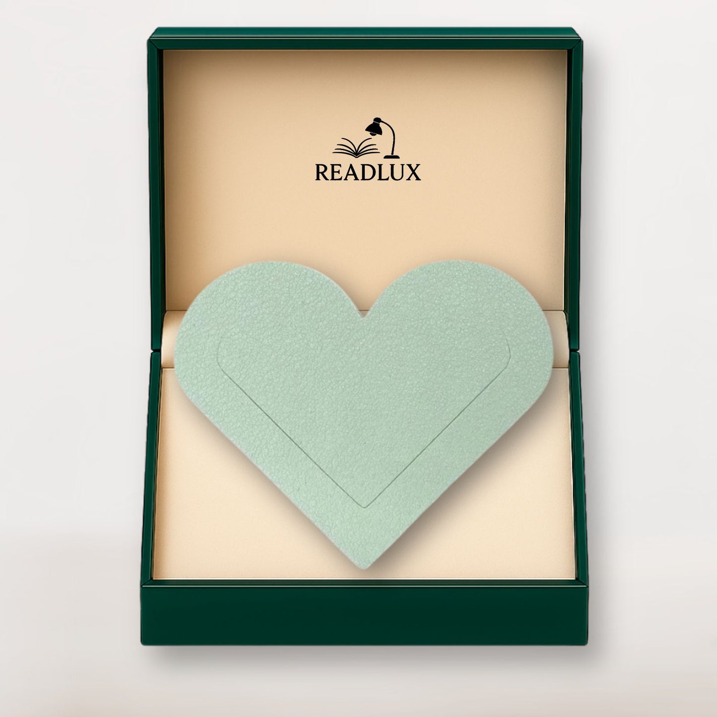 Marque page en cuir vert d'eau en forme de cœur texturé, glissé dans un coffret élégant Readlux