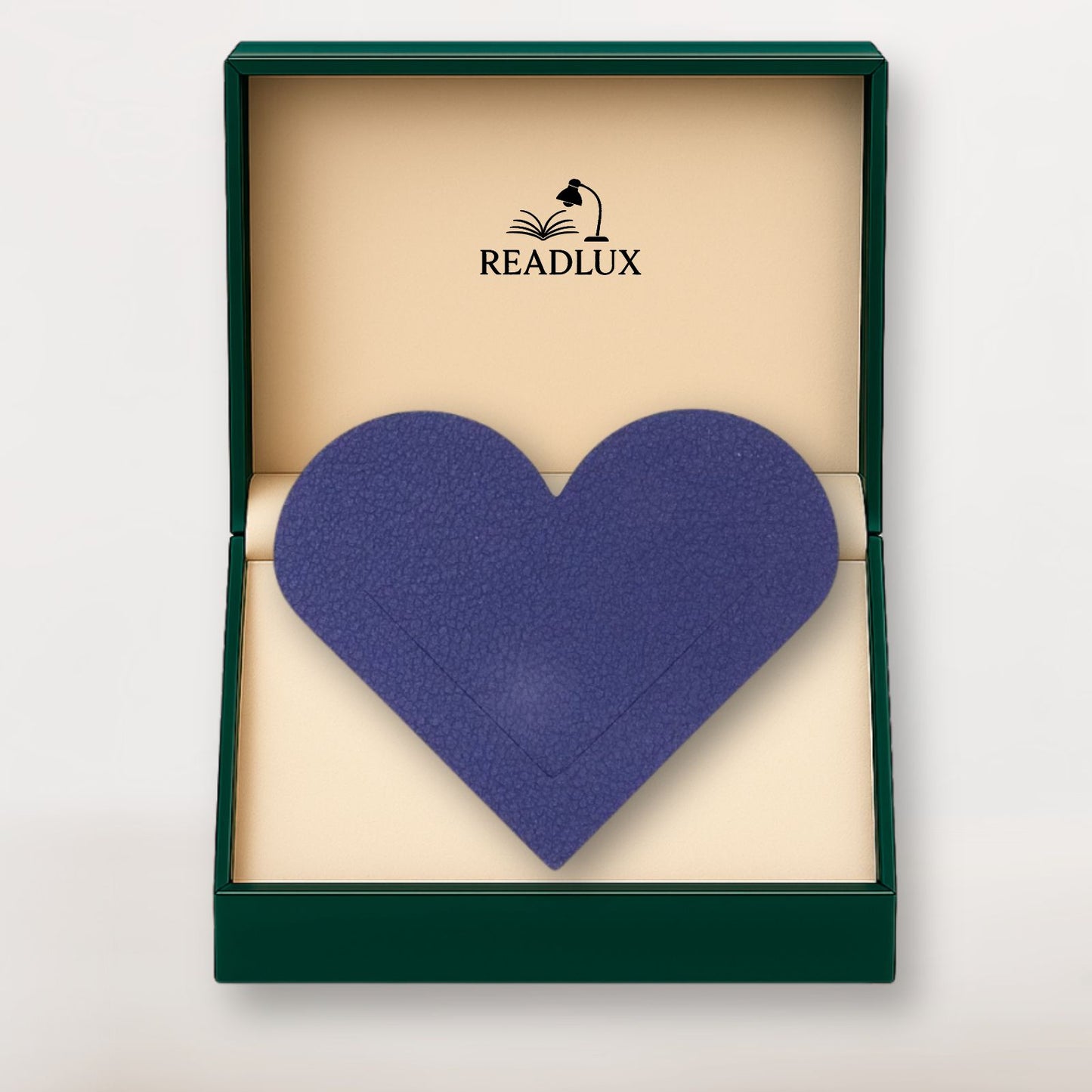Marque page en cuir violet foncé en forme de cœur texturé, glissé dans un coffret élégant Readlux