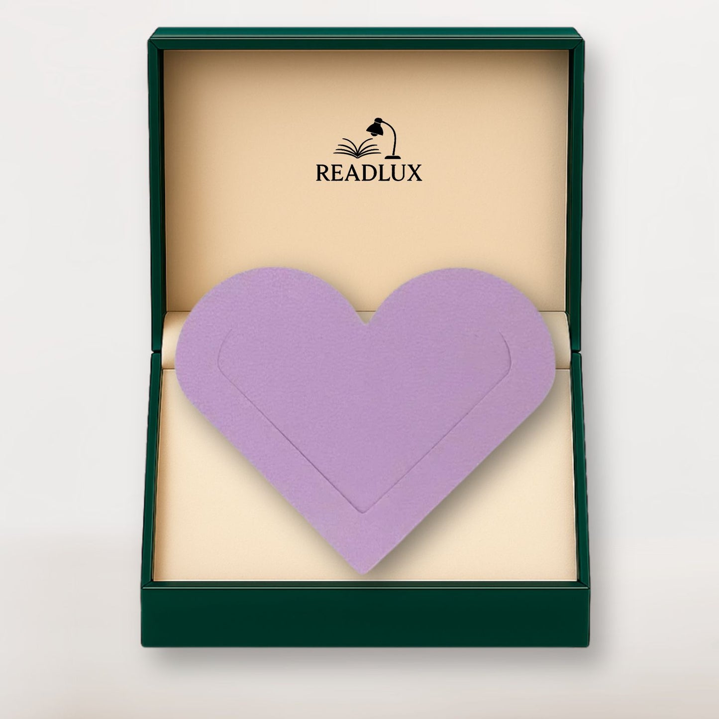 Marque page en cuir violet en forme de cœur texturé, glissé dans un coffret élégant Readlux