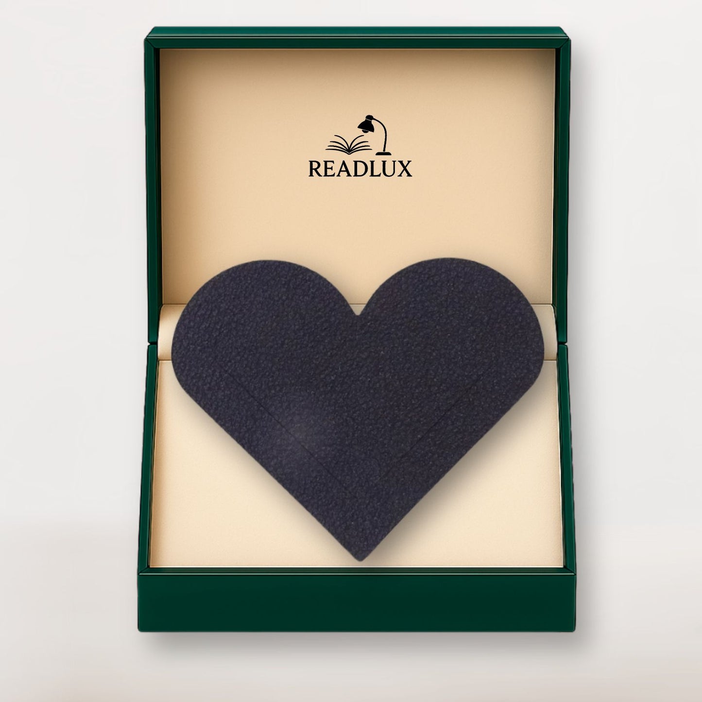 Marque page en cuir noir en forme de cœur texturé, glissé dans un coffret élégant Readlux