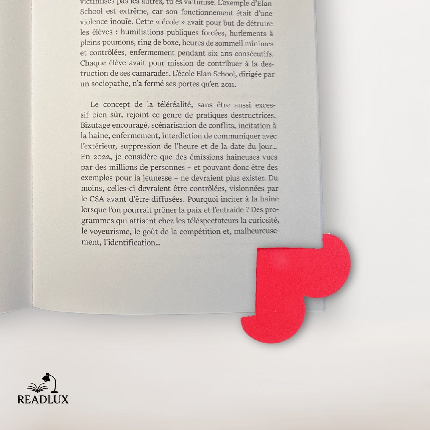 Marque page en cuir rouge en forme de cœur texturé