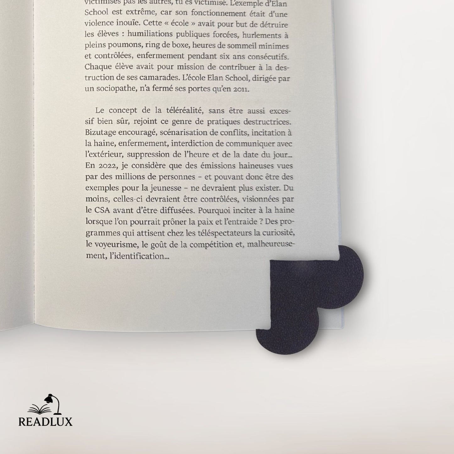 Marque page en cuir noir en forme de cœur texturé