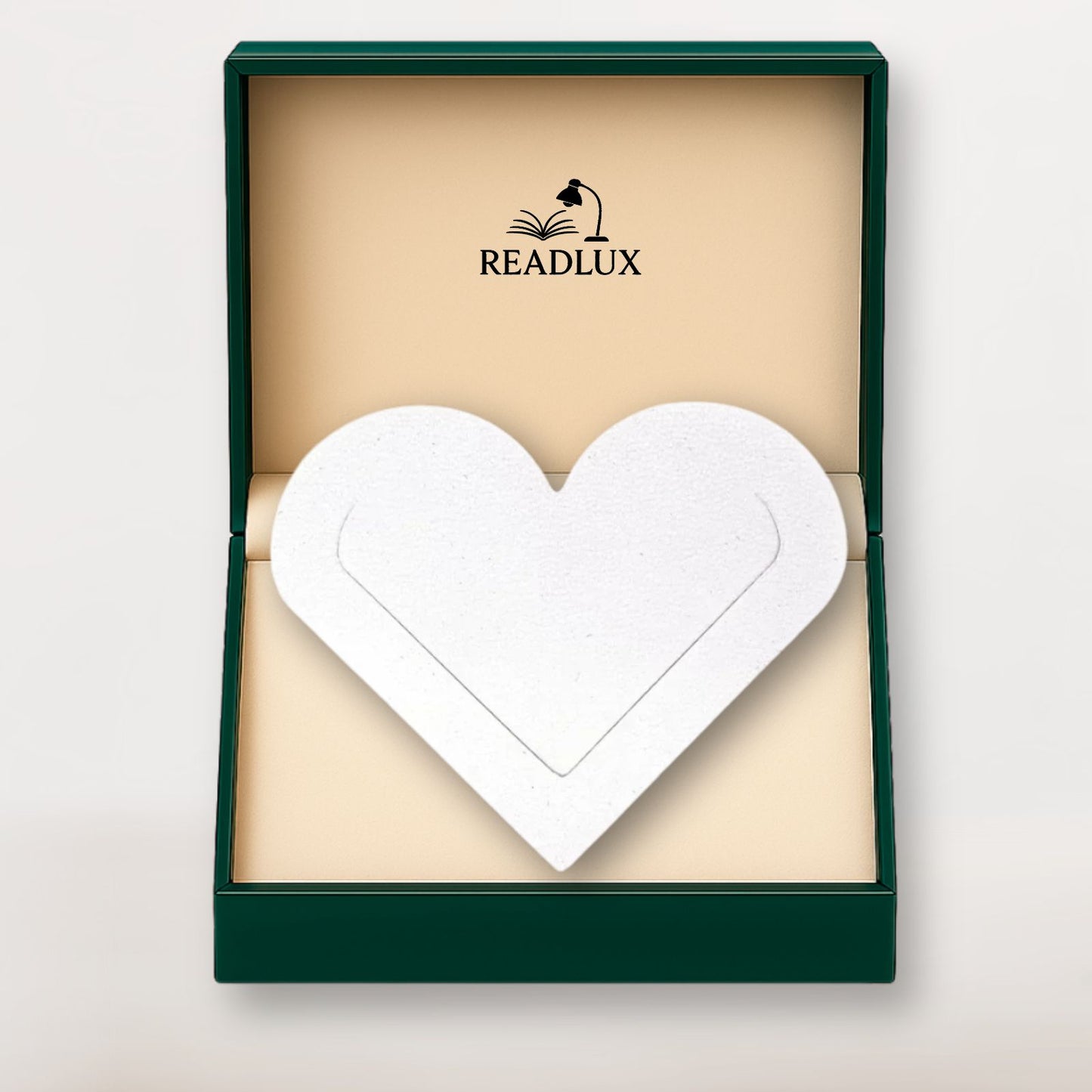 Marque page en cuir blanc en forme de cœur texturé, glissé dans un coffret élégant Readlux