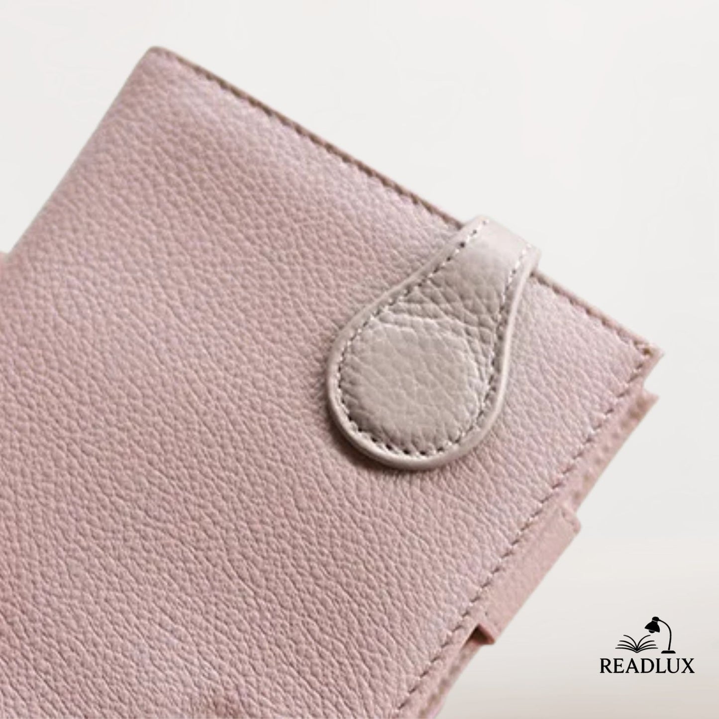 Marque-Page en Cuir Rose Pâle dans un livre