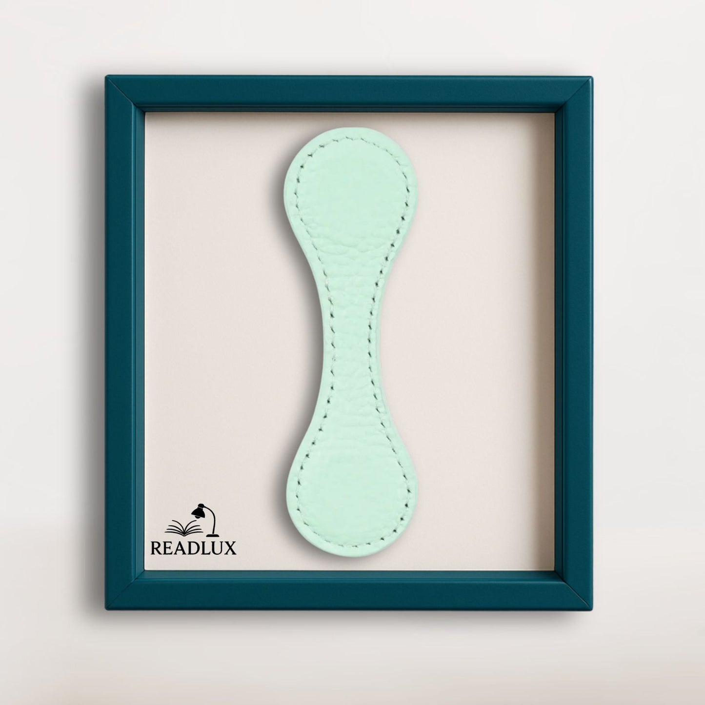 Marque page magnétique en cuir vert clair, présenté dans une boite élégante bleu canard signé Readlux