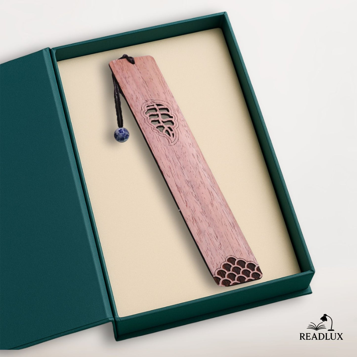 marque page bois clair motifs ajourés élégants, accessoire raffiné et poétique pour lecteurs passionnés