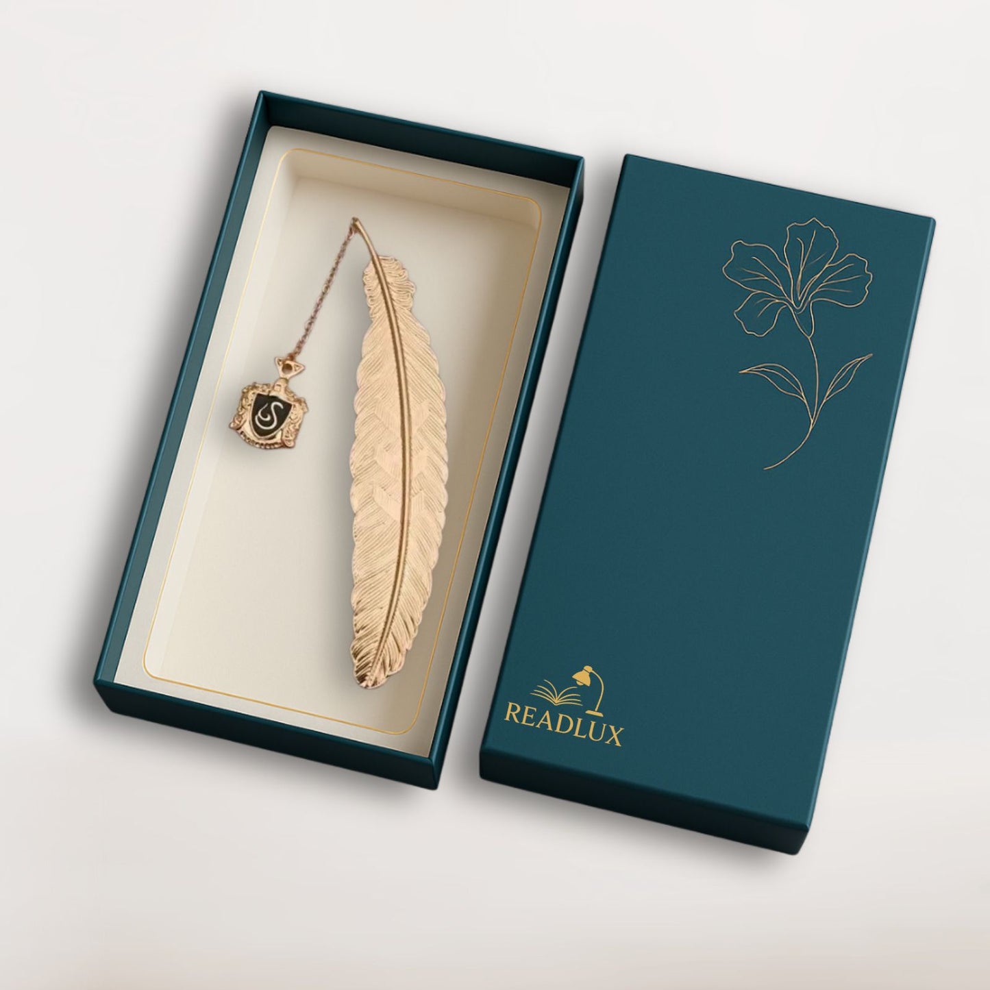 Marque page plume dorée en métal avec insigne noir suspendu, style sorcier élégant, mystérieux et symbolique