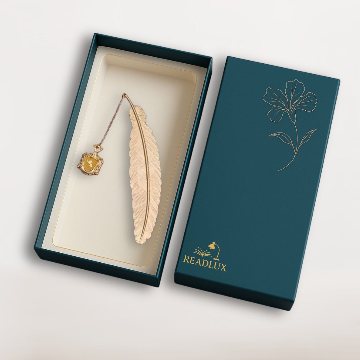 Marque page plume dorée en métal avec blason jaune suspendu, style magique, lumineux et chaleureux