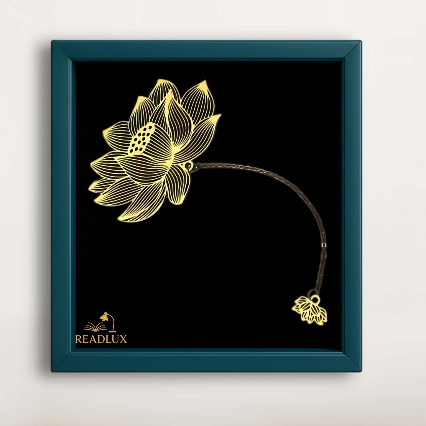 Marque page en métal doré en forme de fleur de lotus, sur fond noir avec chaînette assortie