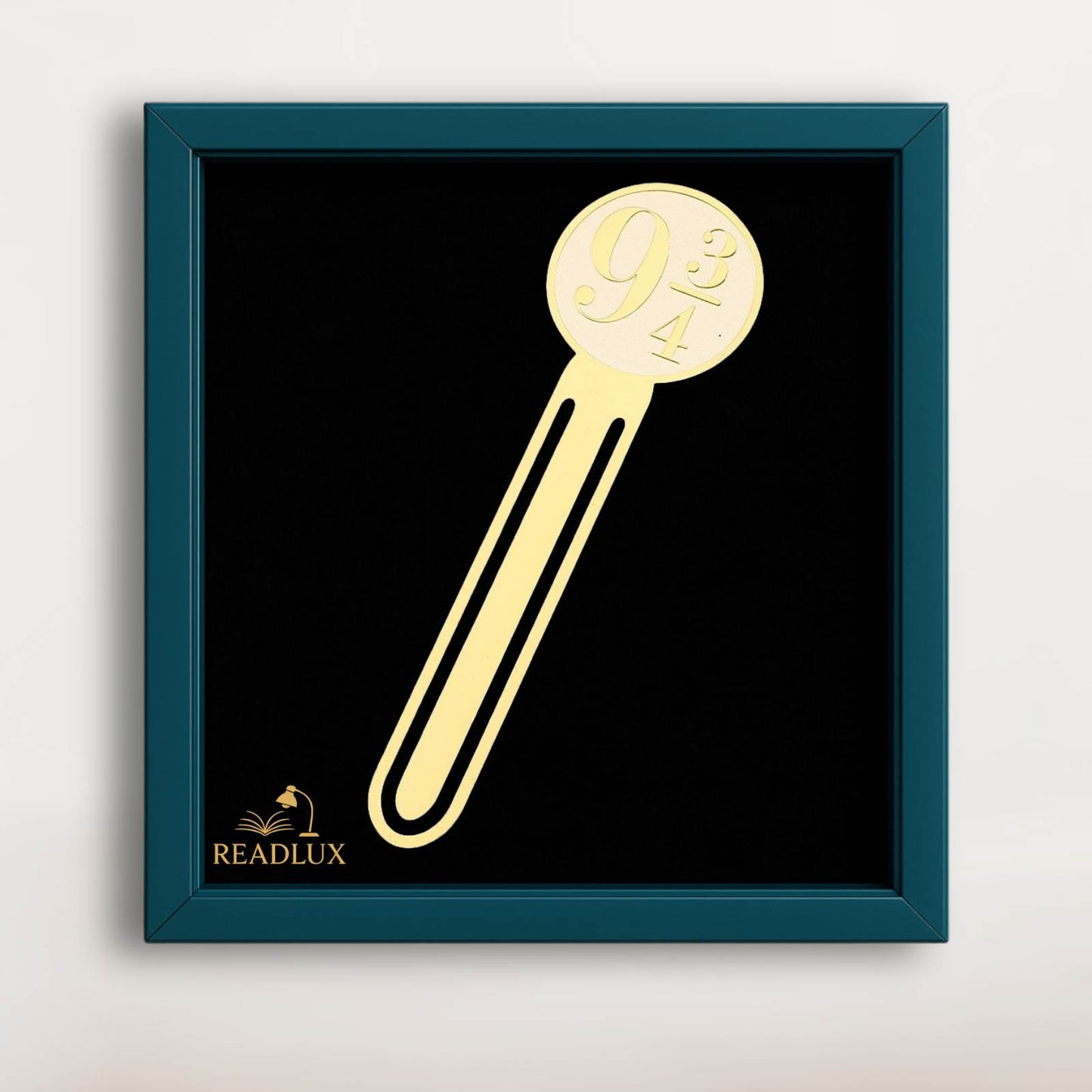 Marque-page en métal doré avec le numéro 9¾ sur fond noir, encadré de bleu, élégant et créatif