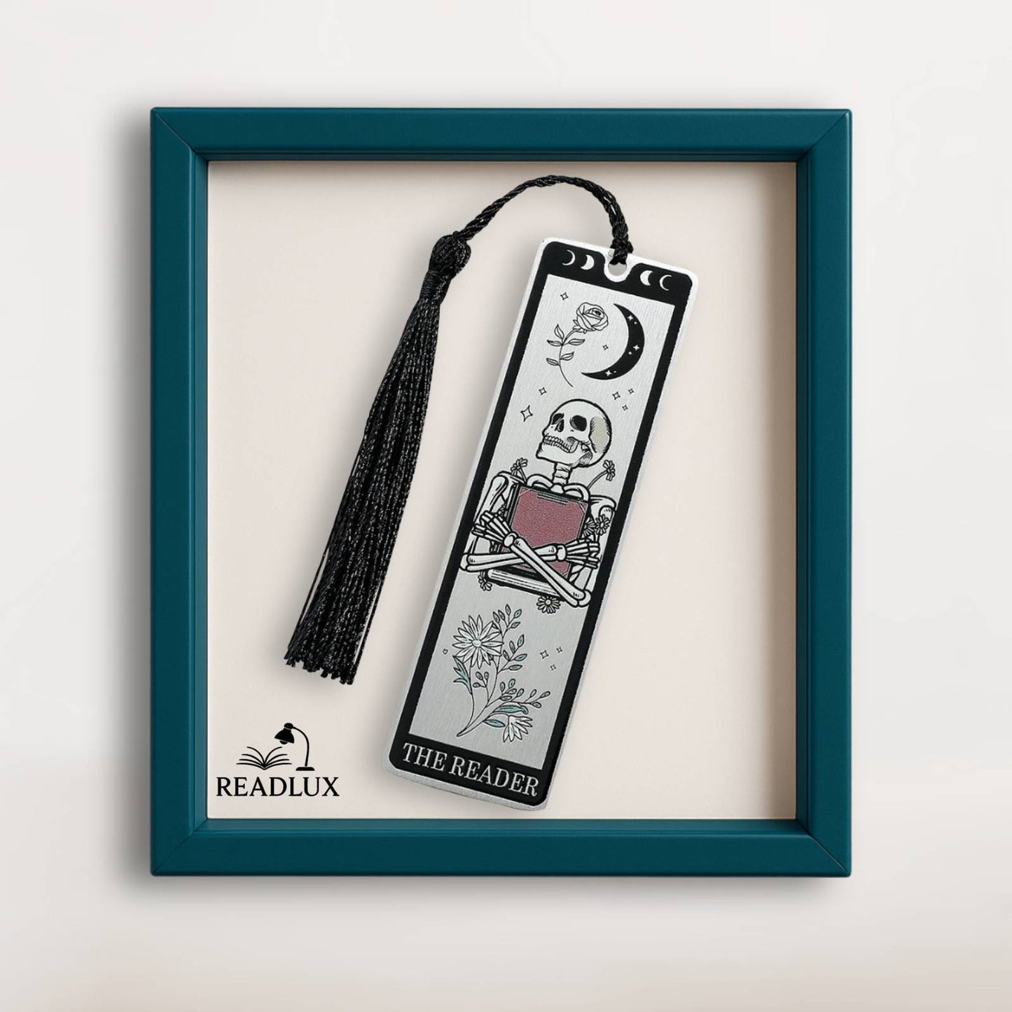 Marque-page squelette lecteur avec motifs lunaires gris et pompon noir, style gothique