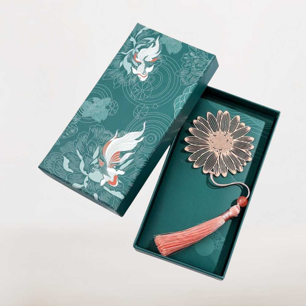 Marque page en métal rose en forme de fleur de tournesol avec ruban soyeux et coffret cadeau vert