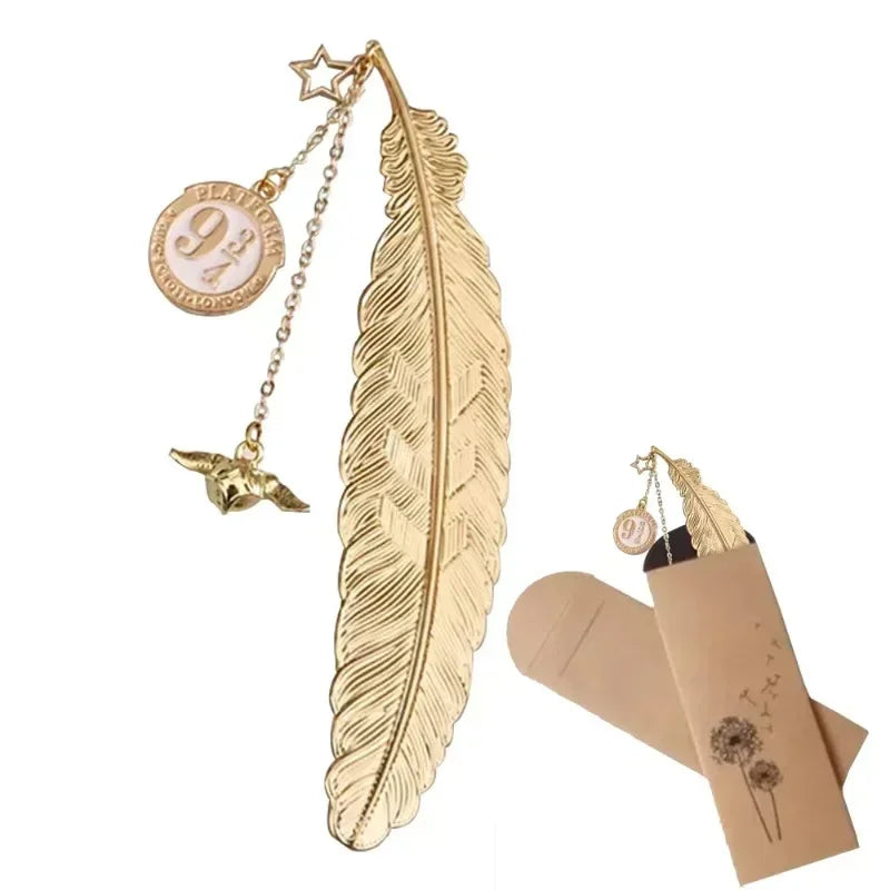 Marque-page en forme de plume dorée avec un pendentif en forme d'étoile et un médaillon décoratif