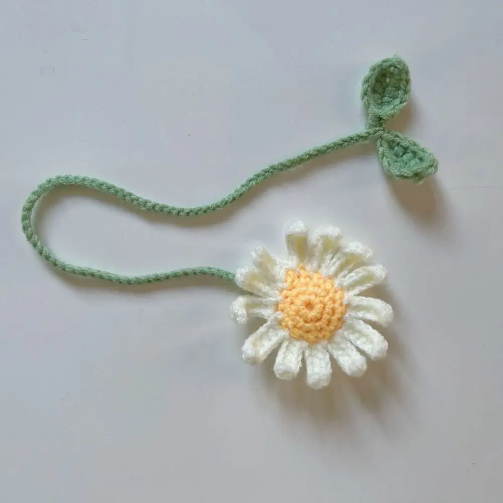 Marque-page en crochet représentant une marguerite blanche et jaune avec une tige verte