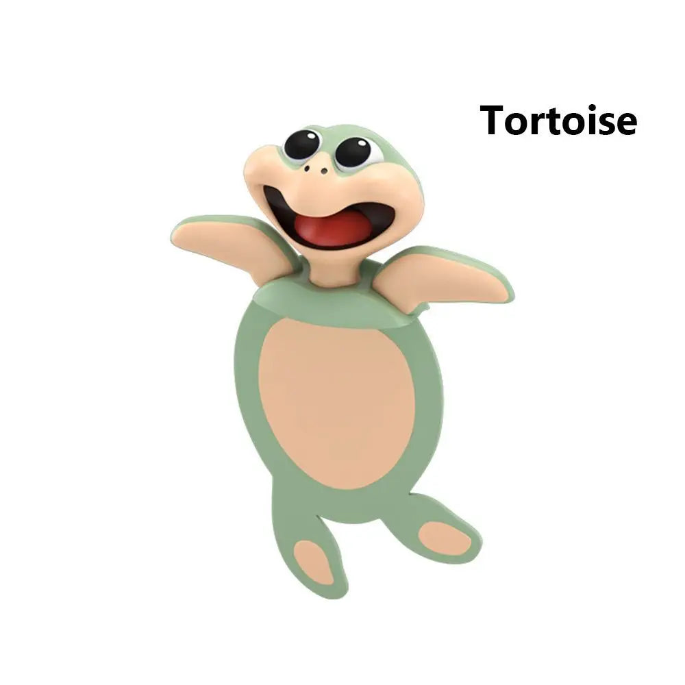 Un marque-page en forme de tortue souriante, avec des couleurs vertes et beige, aux yeux ronds et expressifs