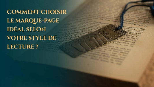 joli marque page métallique posé dans un livre