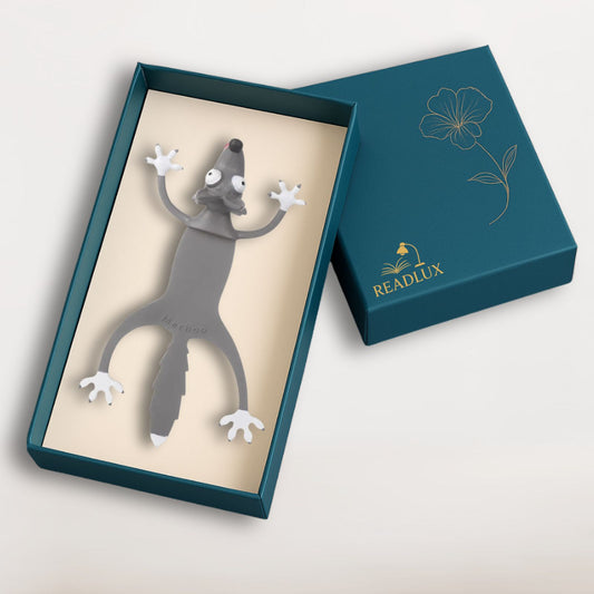 Marque page kawaii loup gris cartoon, museau noir, pattes blanches, queue hérissée, design drôle et souple
