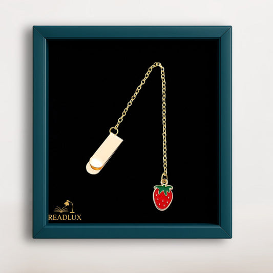 Bijou marque page doré avec pendentif fraise rouge émaillée, accessoire fruité pour roman ou carnet.