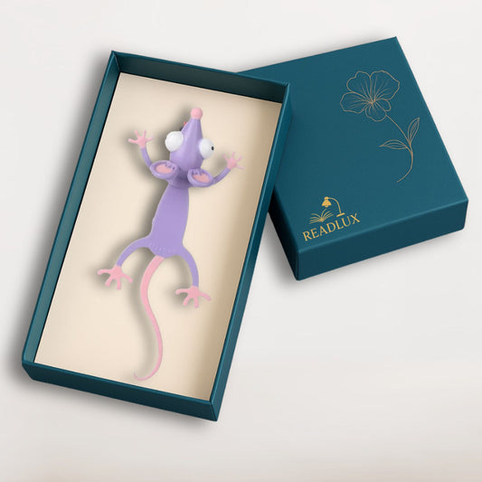Marque page kawaii souris violette pastel, grands yeux blancs, queue rose, design cartoon rigolo et souple
