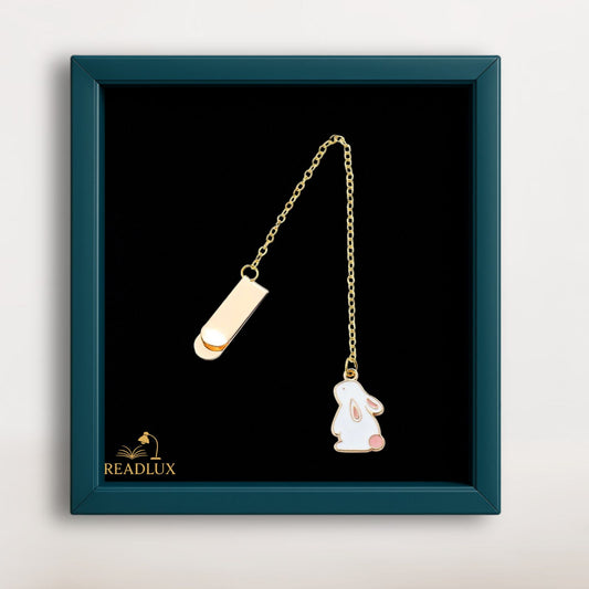 Bijou marque page doré avec pendentif lapin blanc et rose, accessoire poétique pour roman ou carnet.