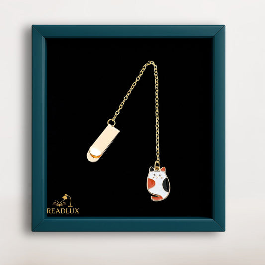Bijou marque page doré avec pendentif chat tricolore émaillé, élégant accessoire pour roman ou carnet.