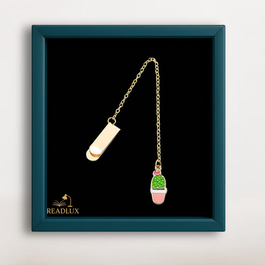 Bijou marque page doré avec pendentif cactus vert émaillé, accessoire design et frais pour roman ou carnet.