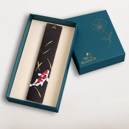 Marque page bois sombre avec motif carpe koi rouge et blanche, élégant et raffiné, signé Readlux
