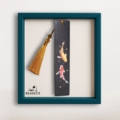 Marque page bois sombre avec carpes koi rouge et dorée, et pompon doré raffiné, signé Readlux

