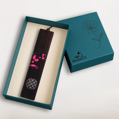Marque page bois sombre avec motif floral rose et découpe géométrique élégante, signé Readlux
