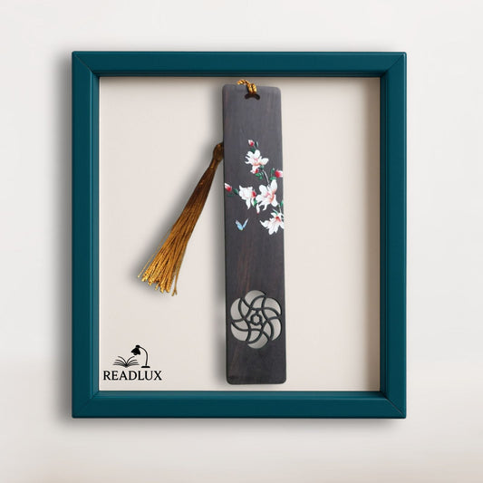 Marque page bois sombre avec fleurs peintes, papillons bleus et pompon doré, signé Readlux
