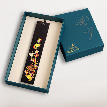 Marque page bois sombre avec motif floral multicolore et oiseau délicat, signé Readlux
