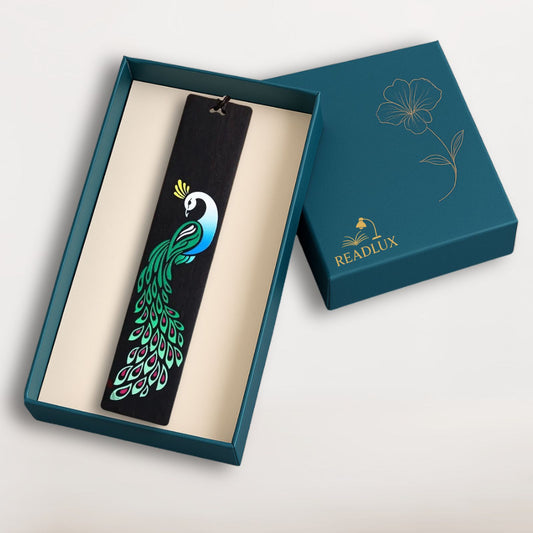 Marque page bois sombre avec motif de paon coloré, accessoire raffiné et élégant, signé Readlux

