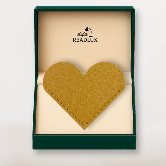 Marque page cuir jaune moutarde en forme de cœur, présenté dans un coffret raffiné Readlux