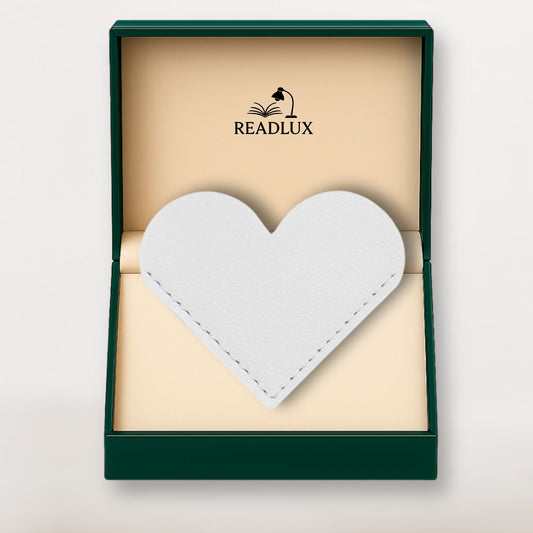 Marque page cuir blanc en forme de cœur, présenté dans un coffret raffiné Readlux
