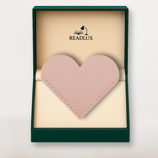 Marque page cuir rose poudré en forme de cœur, présenté dans un coffret raffiné Readlux
