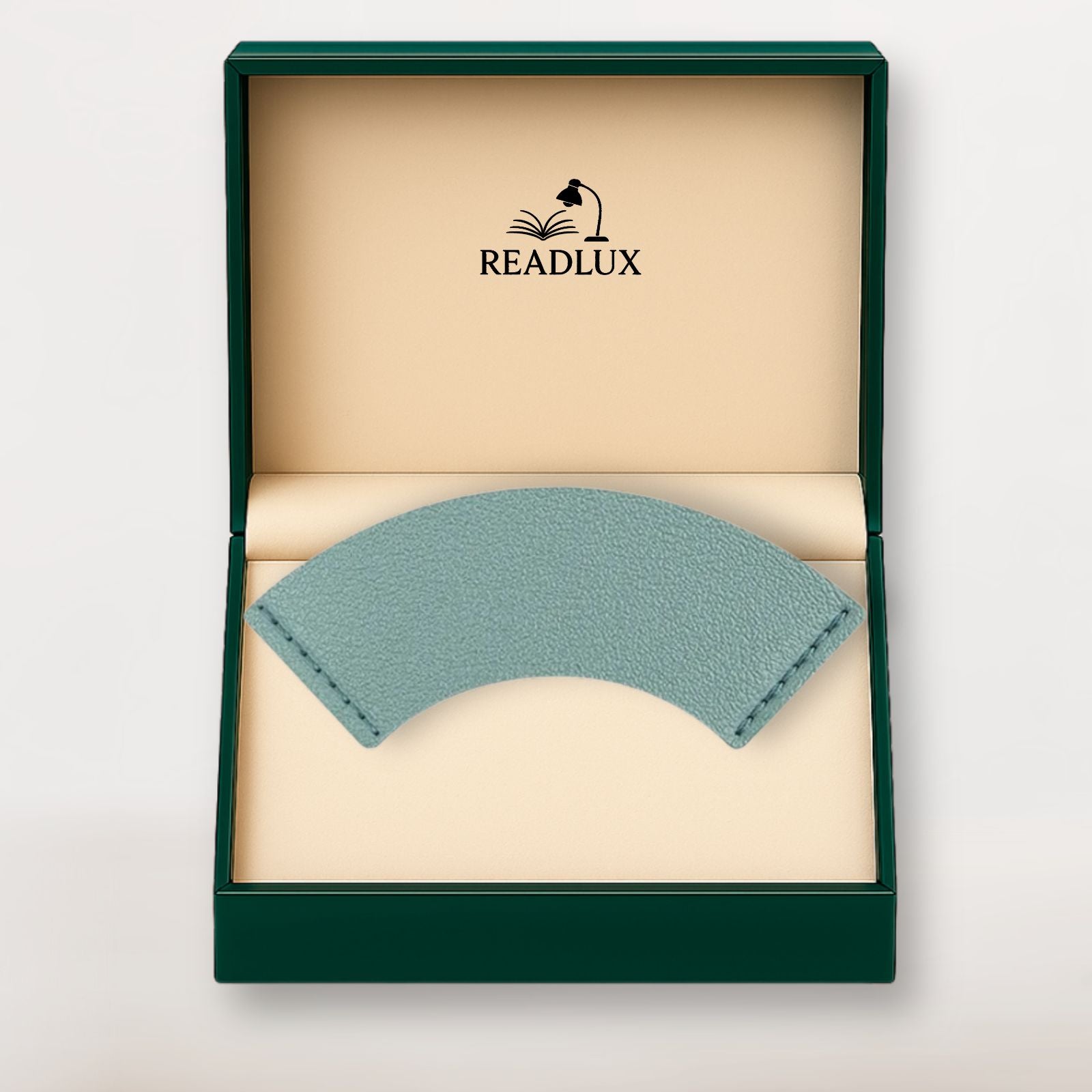 Marque page en cuir vert sauge dans un écrin raffiné signé Readlux, accessoire élégant pour lecteur exigeant.