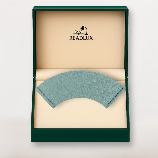 Marque page en cuir vert sauge dans un écrin raffiné signé Readlux, accessoire élégant pour lecteur exigeant.