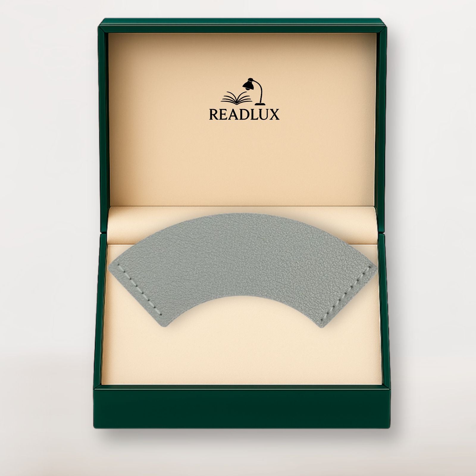 Marque-page en cuir gris clair, forme arquée élégante et texture discrète, pour accompagner vos lectures avec sobriété et style.