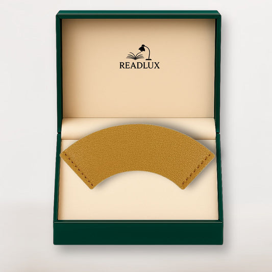 Coffret ouvert Readlux révélant un marque page en cuir camel au toucher doux, pensé pour les amoureux de lecture