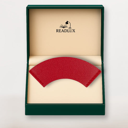 Coffret ouvert Readlux révélant un marque page en cuir rouge au toucher doux, pensé pour les amoureux de lecture