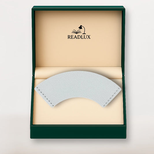 Coffret ouvert Readlux révélant un marque page en cuir blanc au toucher doux, pensé pour les amoureux de lecture