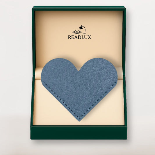 Marque page en cuir bleu au design cœur, présenté dans un écrin élégant signé Readlux
