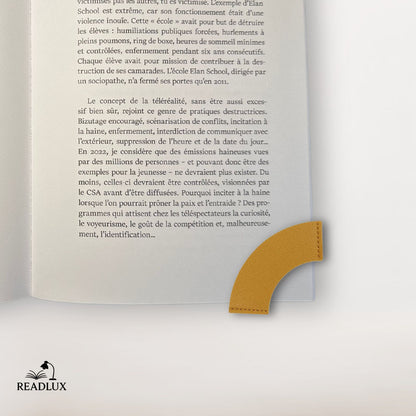 marque page en cuir camel au toucher doux, pensé pour les amoureux de lecture